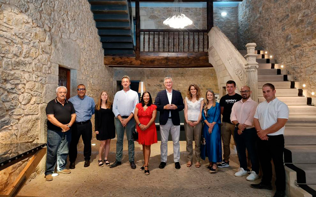 Foto de familia de la reapertura de este viernes de la Hospedería de Allepuz. / DGA