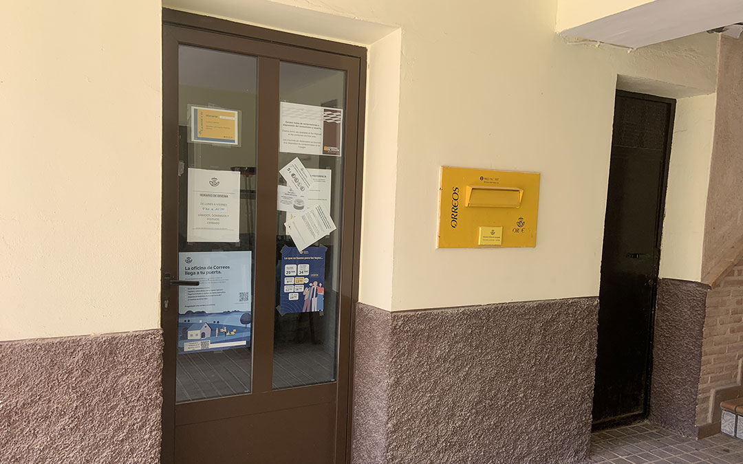 Oficina de Correos de Ariño, una de las afectadas. Ha permacenido 15 días cerrada y ha vuelto a abrir hoy al público. / S.C