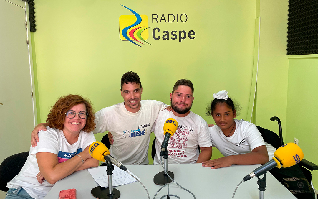 Monitores y usuarios de las colonias de Asadicc en Radio Caspe./ S.F.