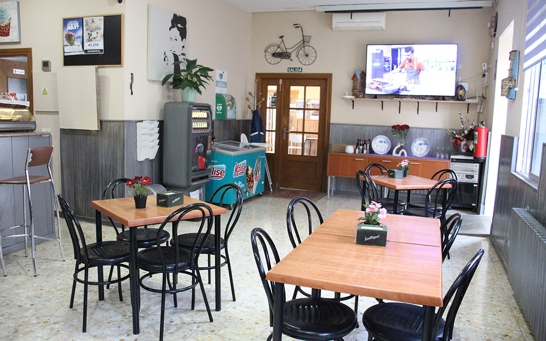 Zona de cafetería en el bar de Azaila, que también cuenta con terraza y comercio. / B. Severino
