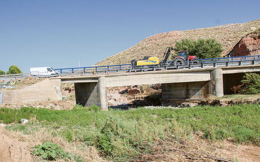 Tránsito de coches, furgonetas y tractores en cuanto el semáforo da paso sobre el puente de Azaila./ B. Severino.