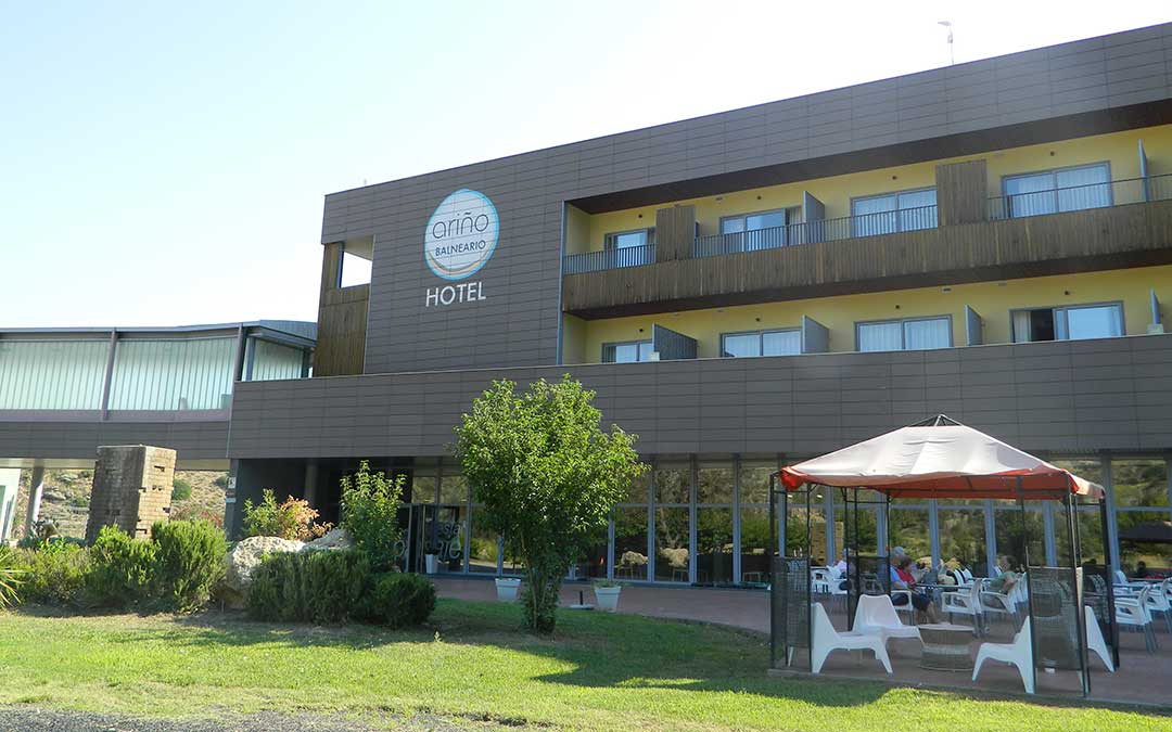 Terraza exterior de la cafetería del balneario de Ariño, este jueves / Sara Cubero
