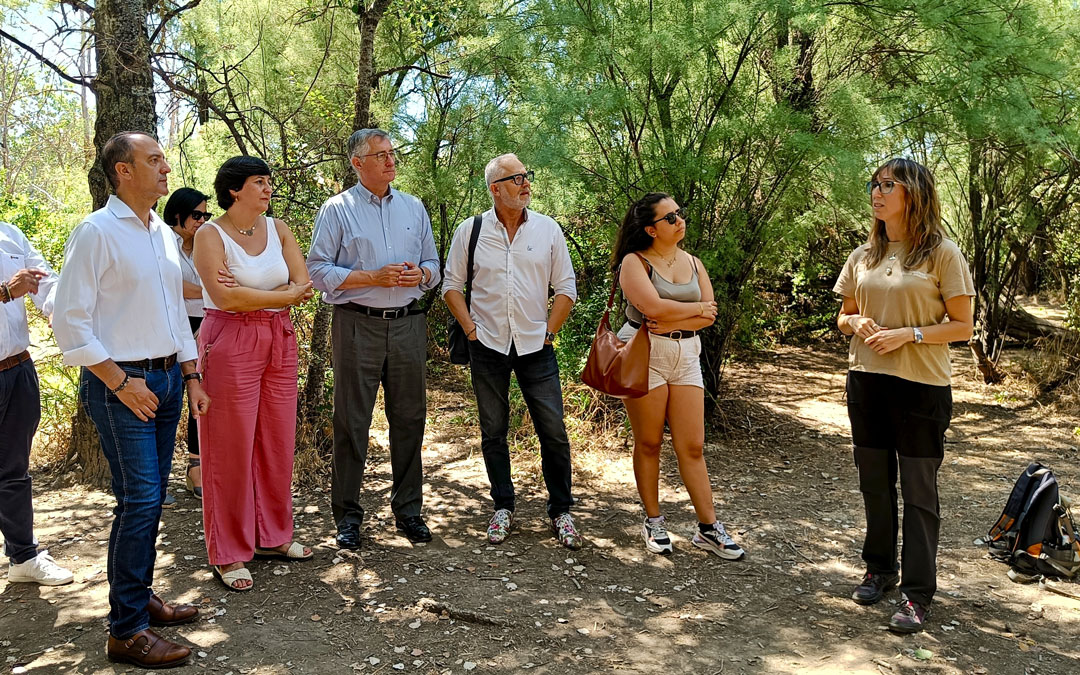 Los consejeros han participado en un baño de bosque dirigido por la técnica de SARGA Yasmina Gericó./ DGA