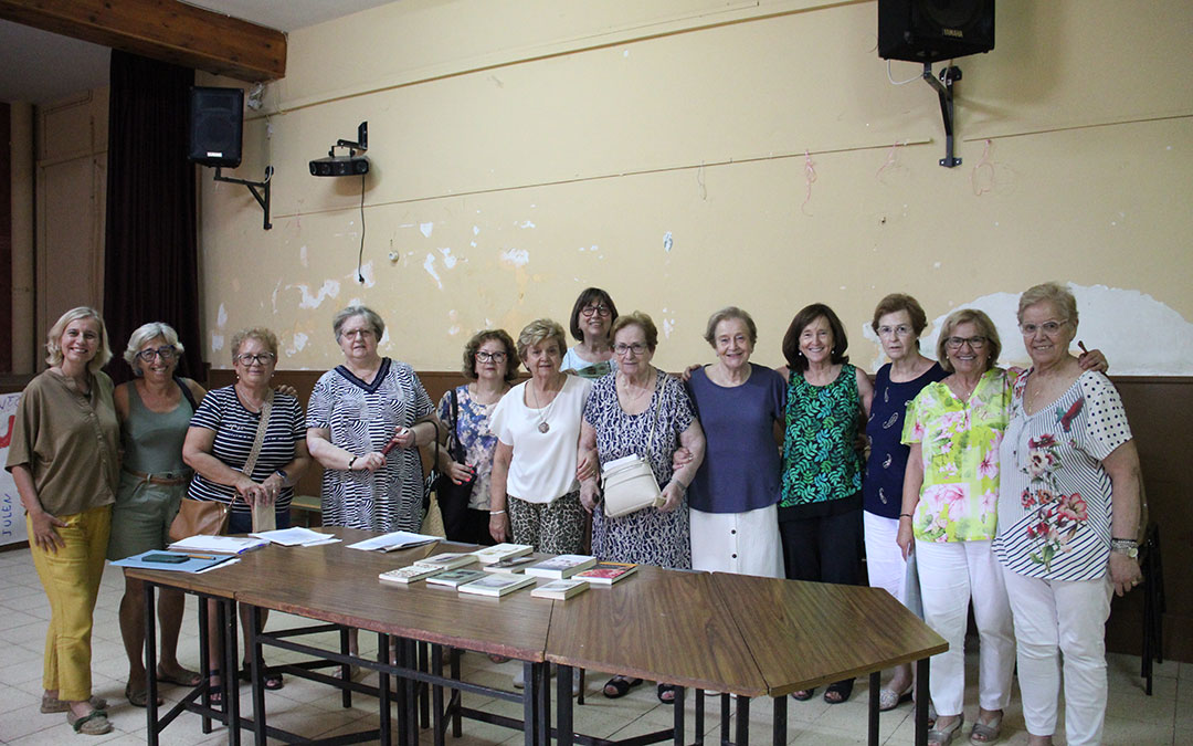 Algunas componentes del primer taller. En el centro (con bolso), Juana Ibáñez, y a su lado (con falda blanca), su prima Faustina Bueso; ambas vivieron en una de las fábricas. Con blusa verde, Ana Santos; al fondo, Teresa Claramunt; y a la izquierda, Eli Díez, presidenta de la Asociación de Mujeres La Pesquera. / B. Severino