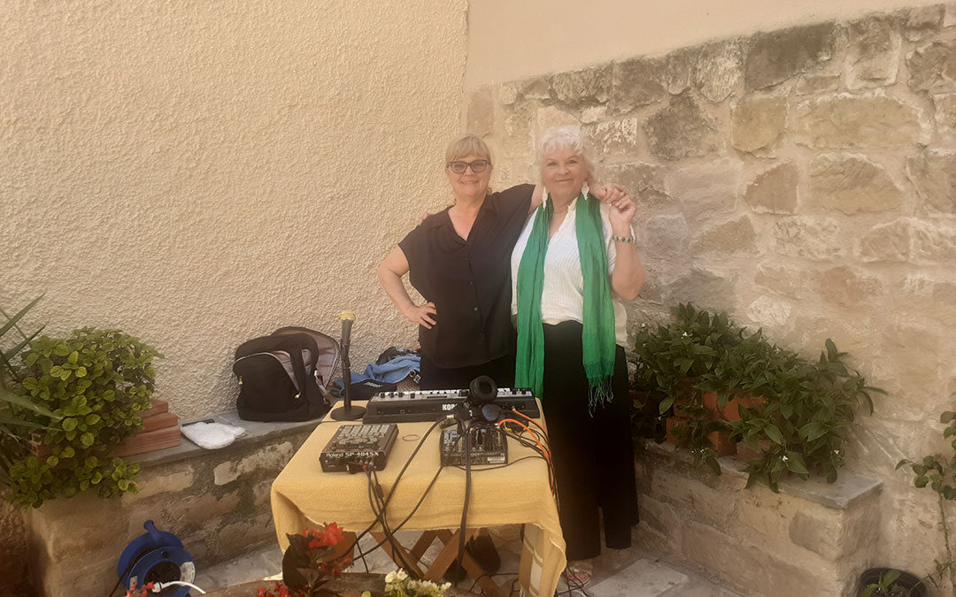Truus de Groot y Maria van Heeswijk en acción en la plaza de Belmonte. / L.C.
