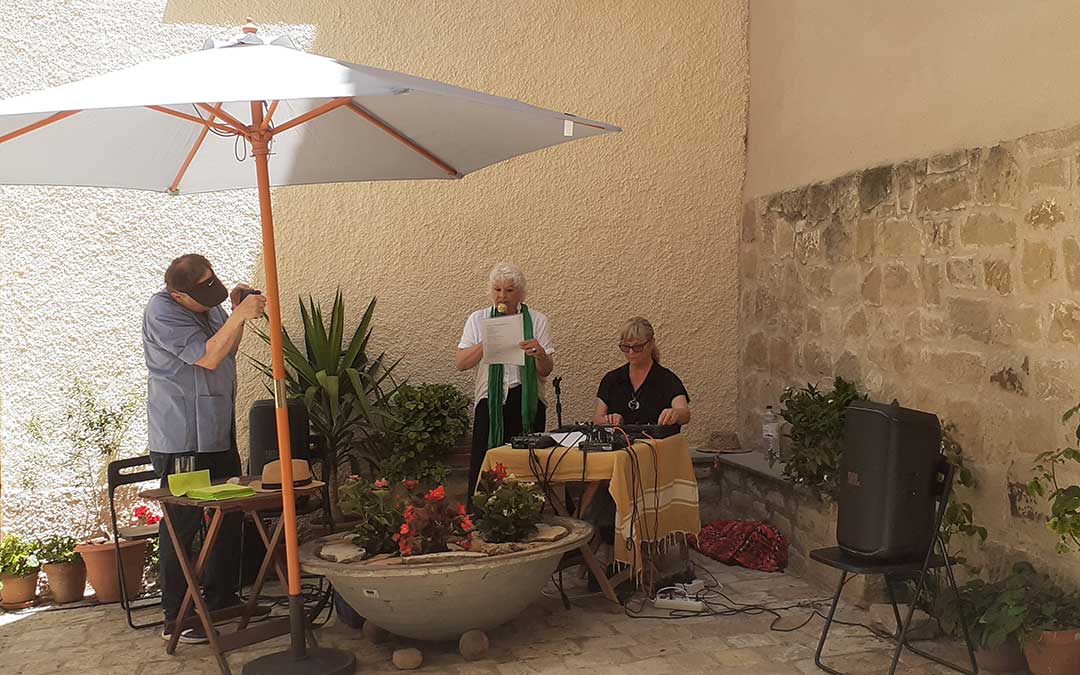 Truus de Groot y Maria van Heeswijk en acción en la plaza de Belmonte. / L.C.