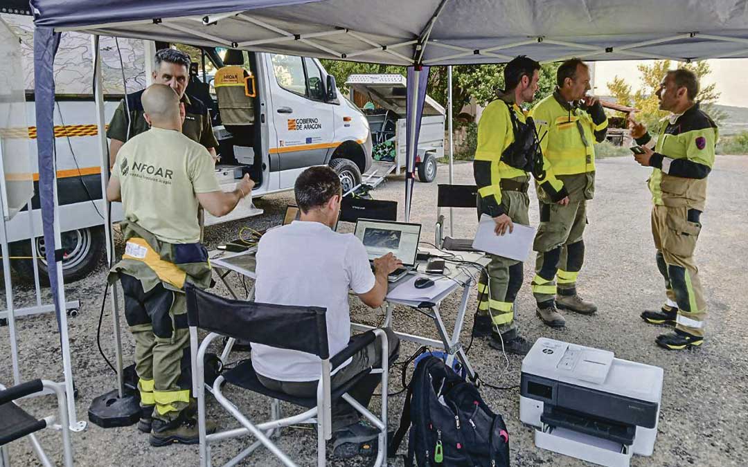 Técnicos y APNs realizando labores de apoyo a las tareas de extinción en el incendio de Berge de la semana pasada / Infoar