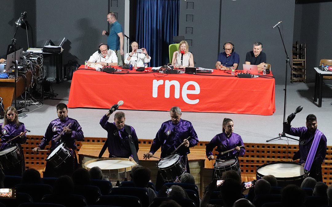 Los bombos y tambores de Calanda han irrumpido en el programa de radio 'No es un día cualquiera'. /A.S.