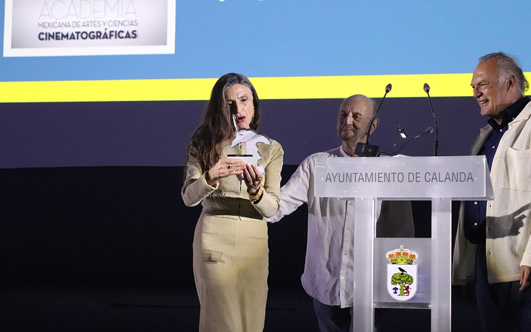 Ángela Molina recibe el homenaje durante la ceremonia de inauguración. /A.S.