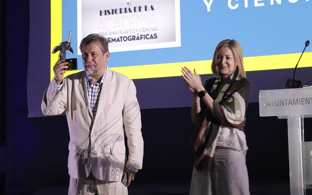 Armando Casas, director de la AMACC, recibe el homenaje del festival. /A.S.