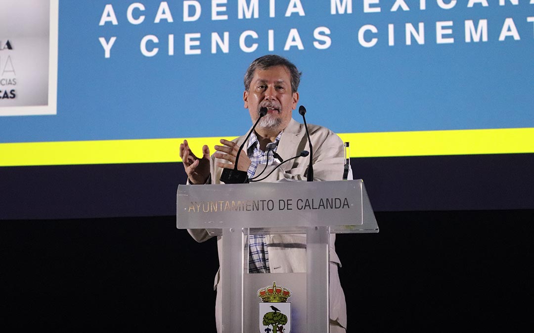 Armando Casas, director de la AMACC, recibe el homenaje del festival. /A.S.