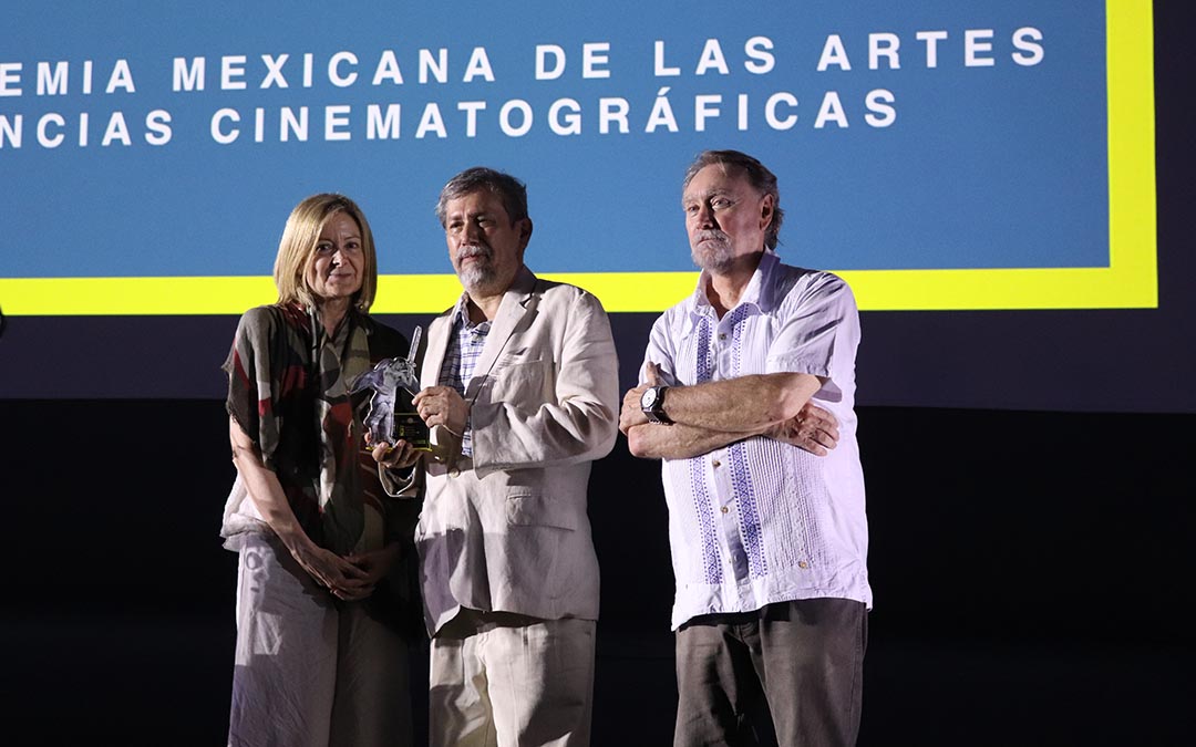 Armando Casas, director de la AMACC, recibe el homenaje del festival. /A.S.