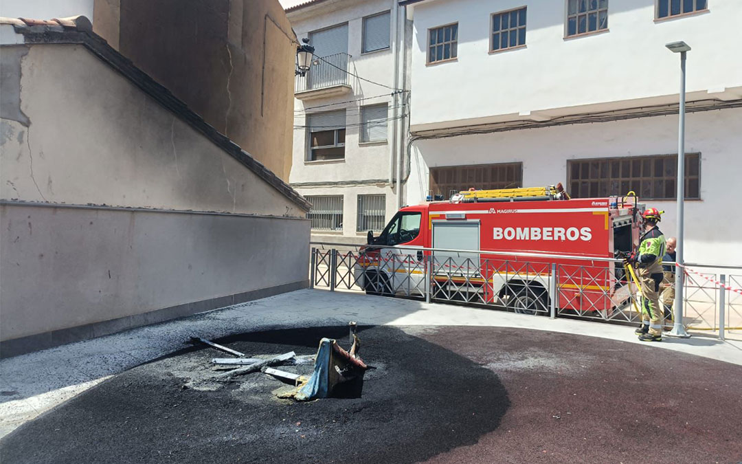 Las llamas se han declarado en torno al mediodía en el parque La Máquina. / Ayto Calanda