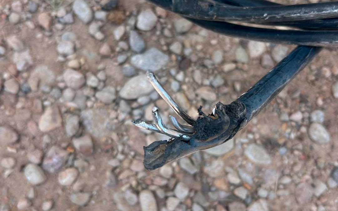 El autor corta y quema los cables para obtener el cobre./ La COMARCA.