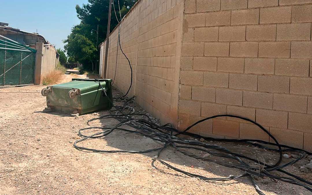 Estampa tras el robo de cables de cobre en el antiguo campo de fútbol 'La Ventolera'./ La COMARCA.