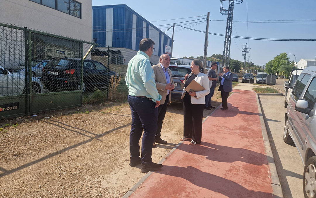 La directora general de Promoción Industrial e Innovación, Mar Paños, durante la visita con el alcade de Calatayud. / GOB