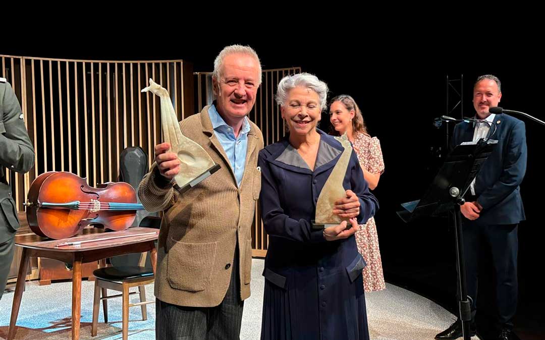 Carlos Hiólito y Kiti Mánver recogiendo el Premio Trovador./ A.D.