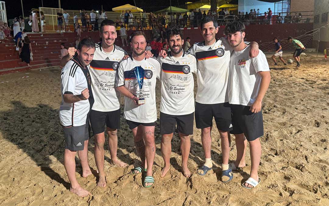 In-Xtremis fue la peña campeona del V Torneo de Fútbol Playa de Caspe. / In-Xtremis