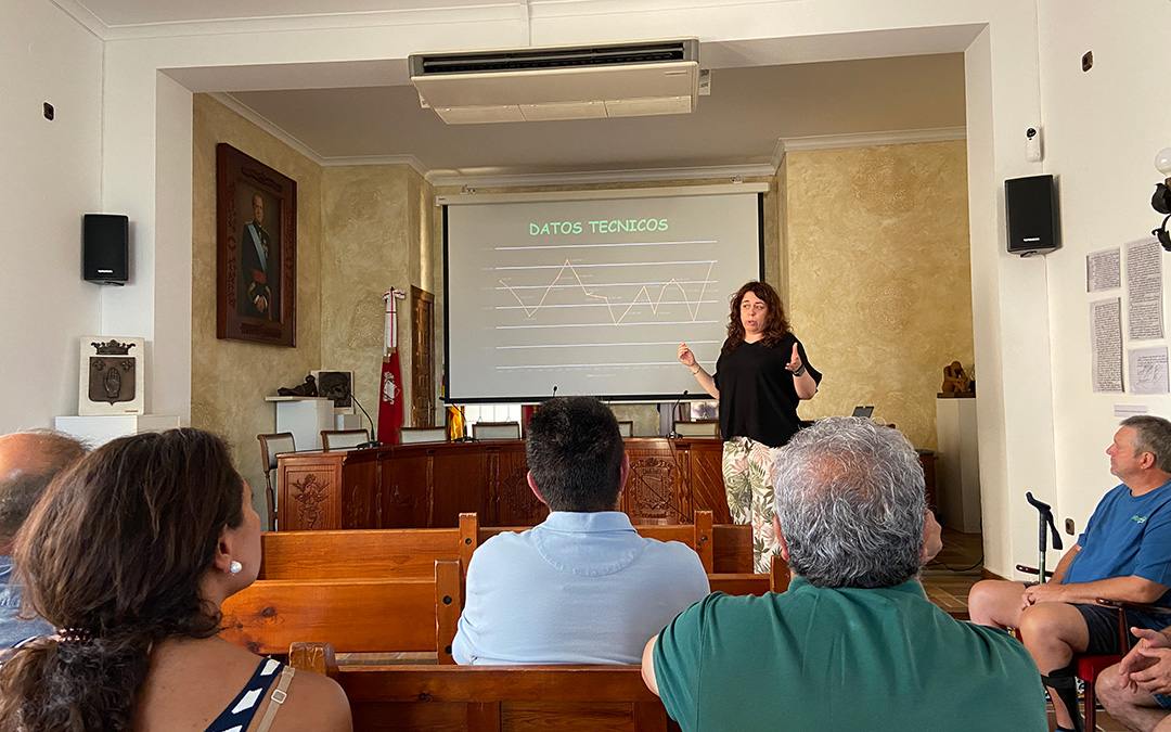 La directora de Certificación de Melocotón de Calanda, Ana Omedes, ha impartido una charla en el marco de la Feria del Producto de la Tierra de Maella. / A.Z