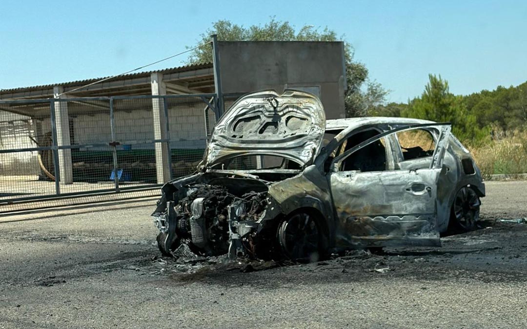 El fuego se produjo sobre la 13.00 y se desconocen las causas./ L.C.