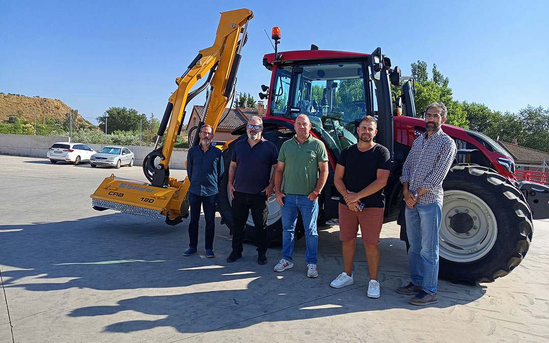 Autoridades comarcales en la recepción del nuevo tractor que recorrerá los pueblos a demanda. / L.C.