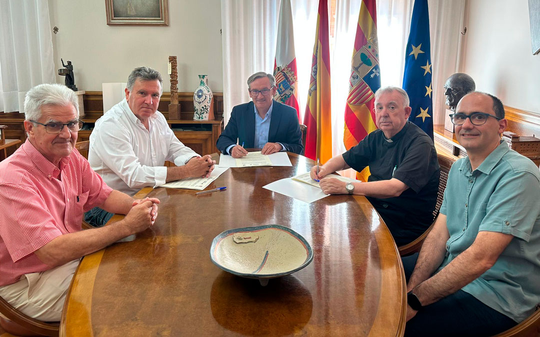 Momento de la firma del convenio este martes./ DPT