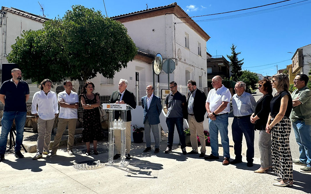 Octavio López, la directora general de Administración Local, Marina Sevilla, y el director general de Urbanismo, Carmelo Bosque, han visitado hoy Langa del Castillo. / DGA