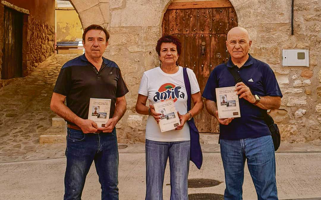 Javier Bel, Julia Serrano y Paco Vallés con el libro sobre el dance que se presentará el día 3 en La Cañada / David Boj