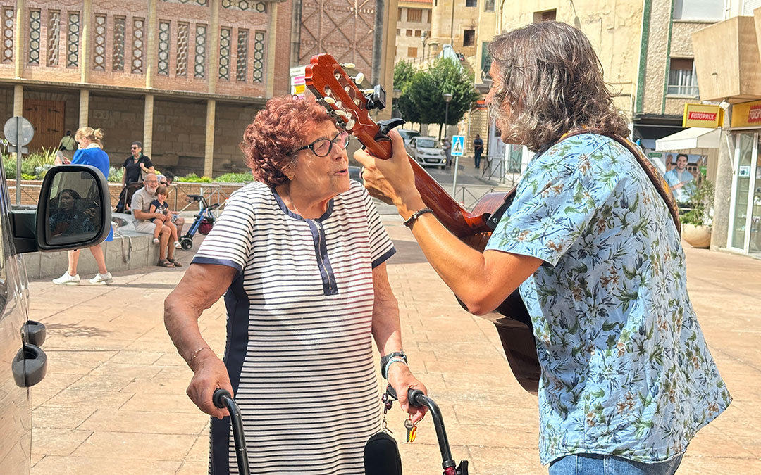 Alejandro Luaces cantando junto a una mujer