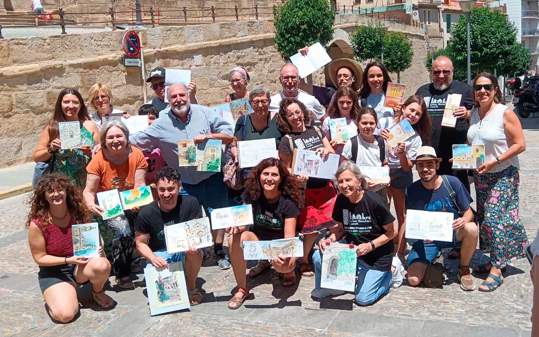 Participantes del encuentro de dibujo 'Sketching' organizado este sábado en Alcañiz./ L.C.