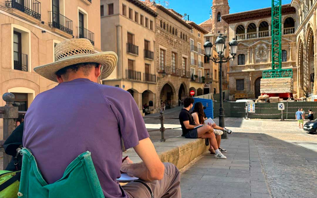 Un sketcher inmortalizando la Plaza España de Alcañiz./ A.D.