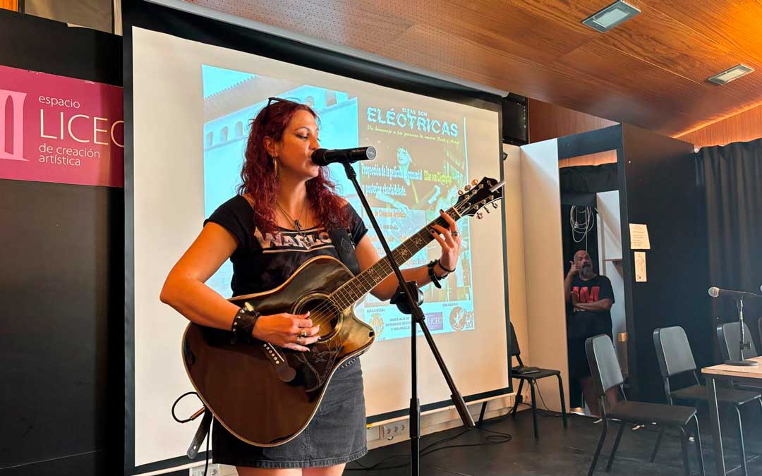 Rocío Ro cantando tras la proyección de 'Ellas son eléctricas'./ A.D.