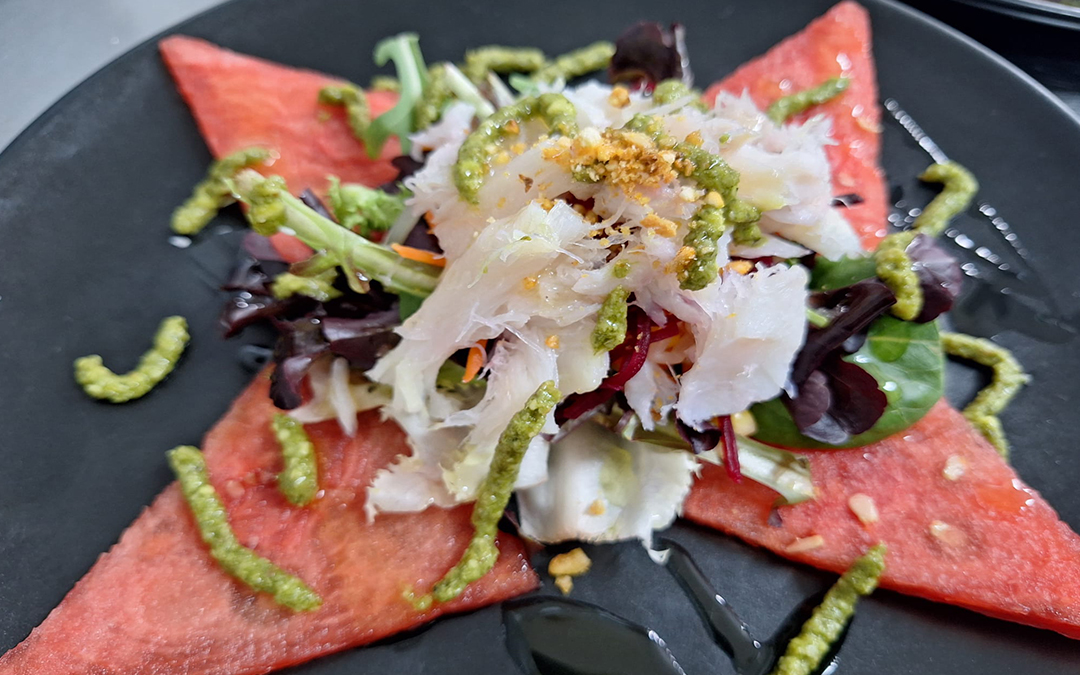 Ensalada de bacalao, sandía y pesto./ Manuel Barrau