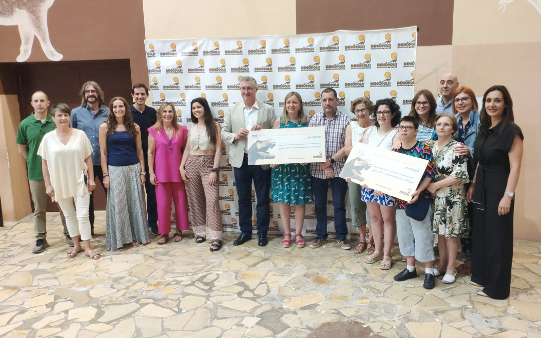 Entrega de los cheques a ambas asociaciones./ DINÓPOLIS