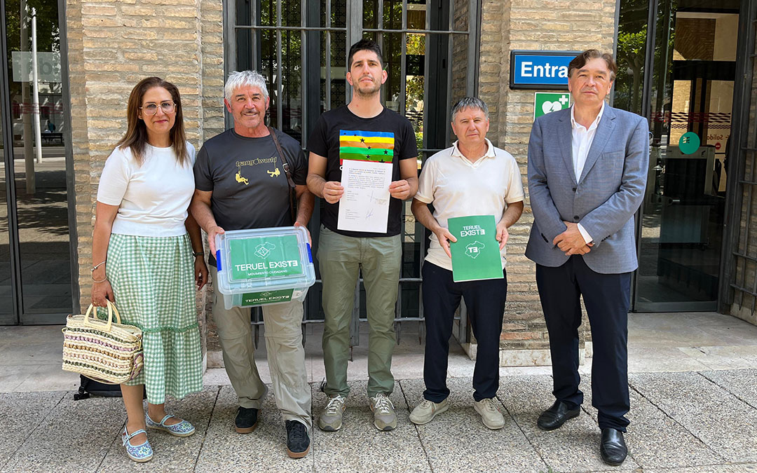 Representantes de Teruel Existe. De izda a dcha; Pilar Buj, Antonio Donoso, Gerardo Villarroya, Javier Ciprés y Tomás Guitarte. / TE