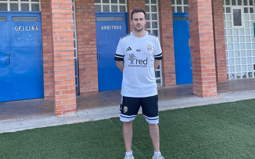 Adrián Gavín, entrenador del Caspe B, en Los Rosales/ S.F.