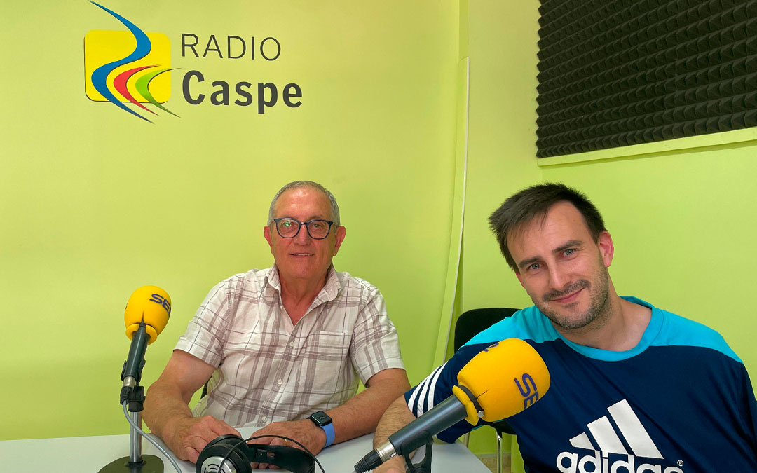 Carlos Aranda y Adrián Gavín en Radio Caspe./ S.F.