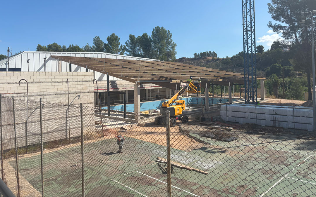 Estado en el que se encuentran las obras de construcción de la nueva piscina climatizada./ M.M.R.