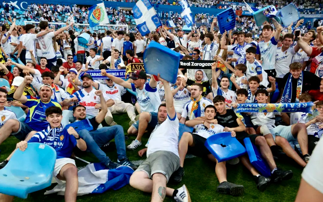 Imagen de archivo del último partido en la Romareda, cuando cientos de aficionados se llevaron sus butacas./ HERALDO