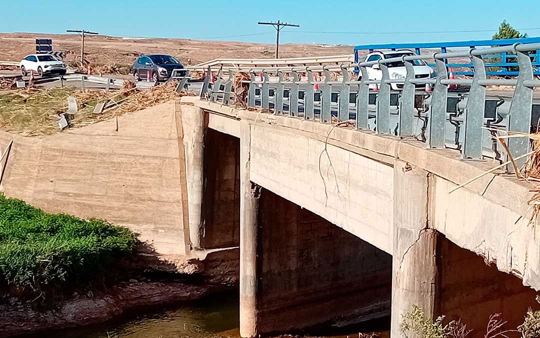 En la parte superior del puente y en las pilastras se observan numerosas grietas /Javier Zardoya