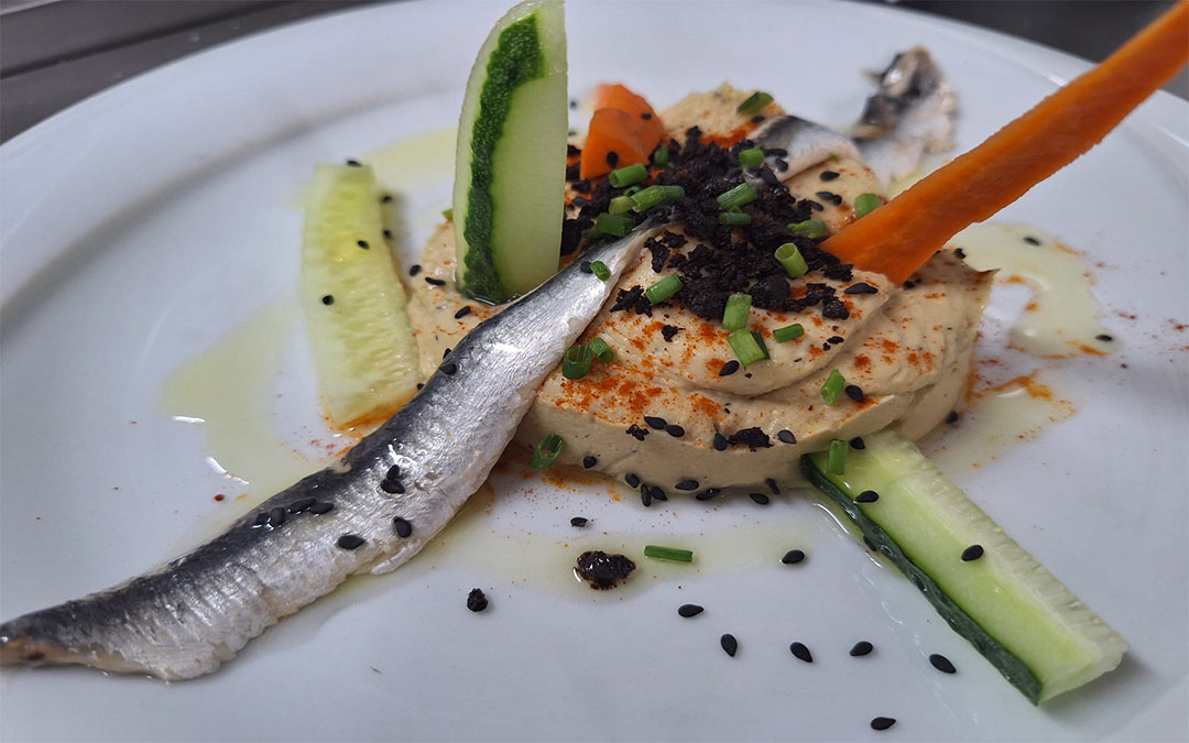 Hummus de garbanzos con boquerones, olivas negras y crudités./ Miguel Ibáñez