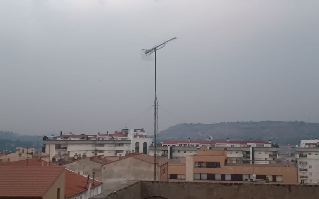 Vista del humo desde una terraza de la avenida Aragón. En el horizonte debería verse la ermita de Santa Barbara./ J.M.