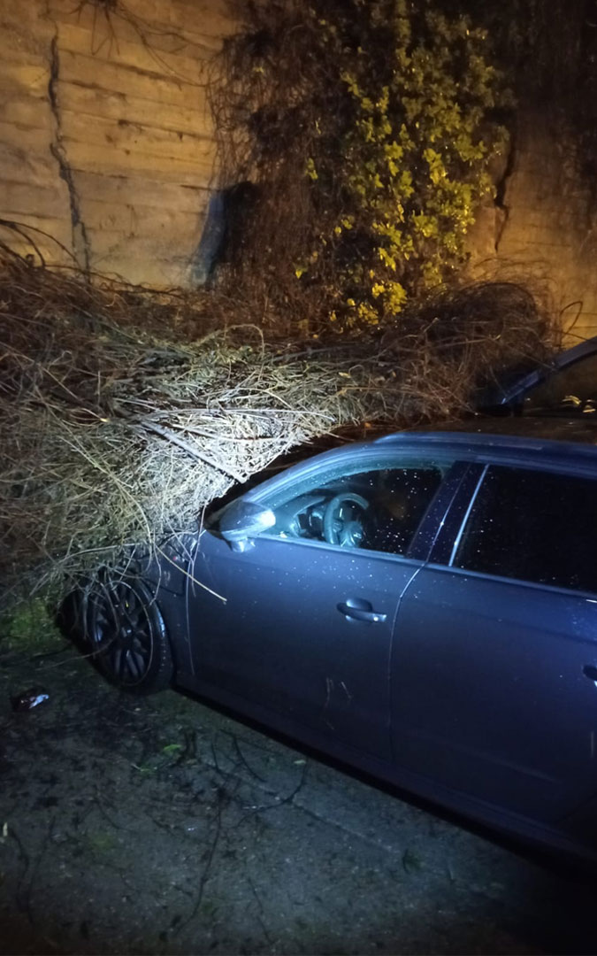 Coche accidentado durante la tormenta./ DPT