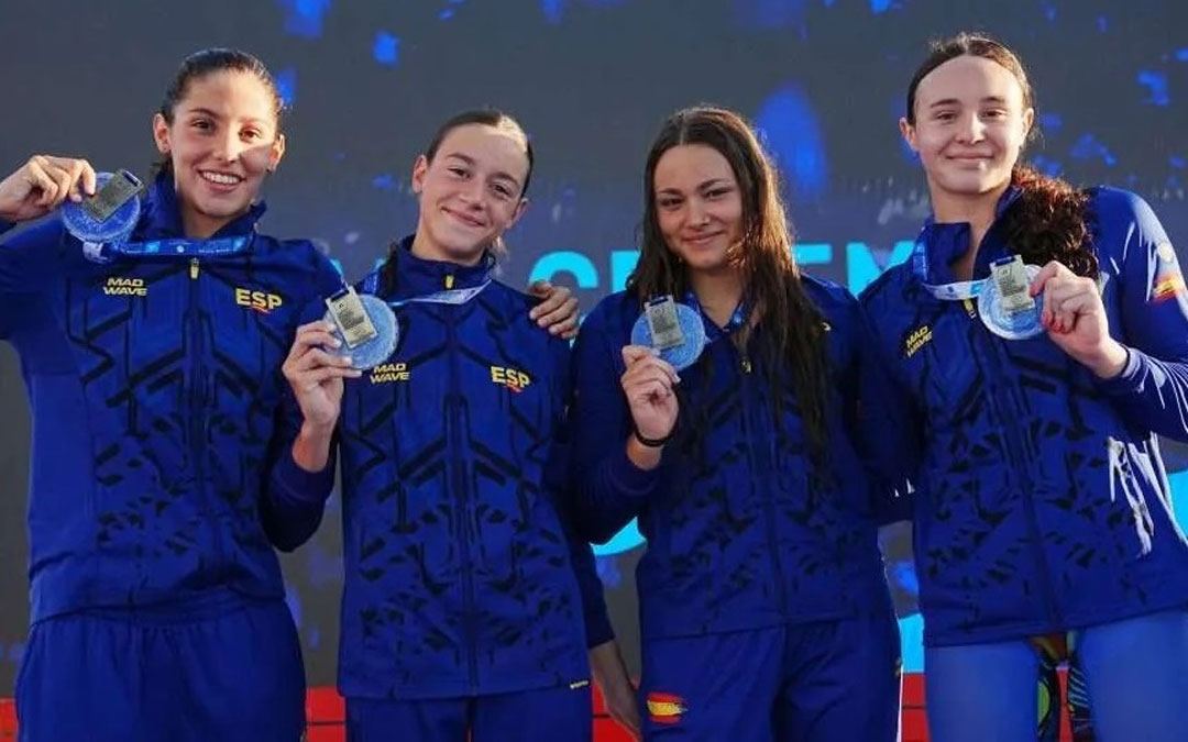 Irene posando con el oro junto a sus compañeras del relevo 4x100 libre femenino./EM-El Olivar