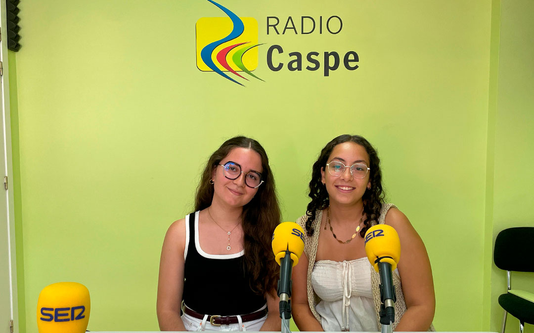 Sonia Fraguas y Sara Belhamer en Radio Caspe./ S.F.