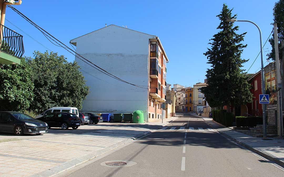 A la izquierda, el hueco que un día ocupó el matadero de La Puebla de HÍjar y que albergará los seis nuevos pisos con garaje. / B. Severino