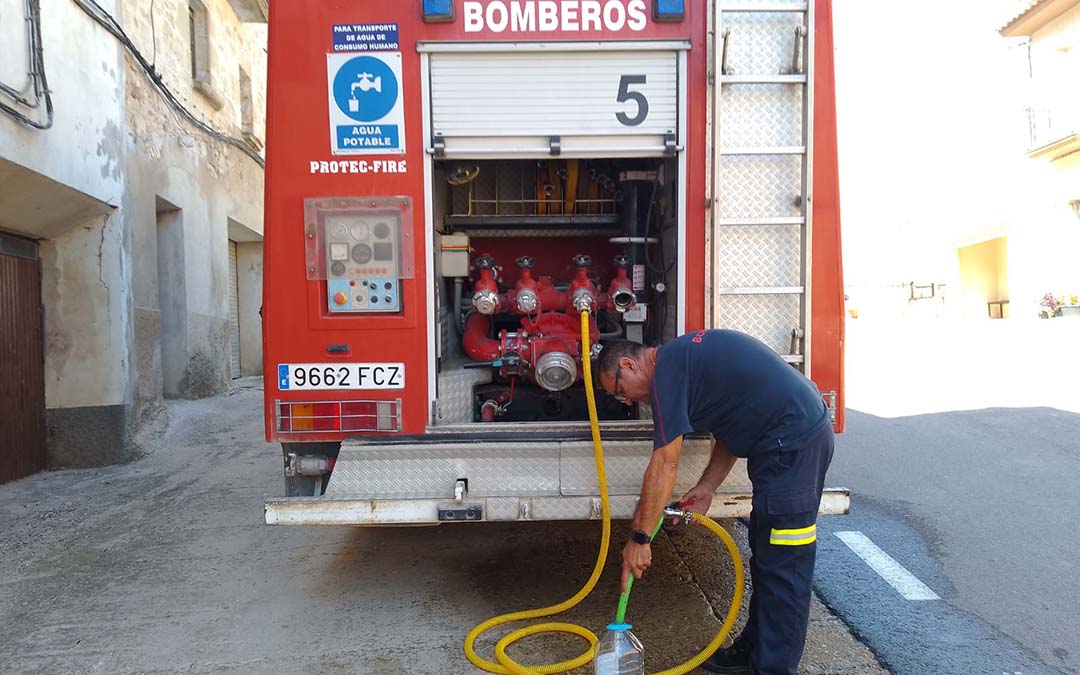 Bomberos de la DPT suministrando agua potable a los vecinos de Lledó./Ayto. Lledó
