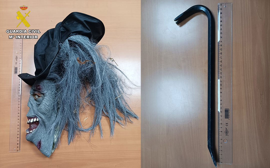 El ladrón usaba una peluca, bolsas de basura y una palanca de hierro. / Guardia Civil