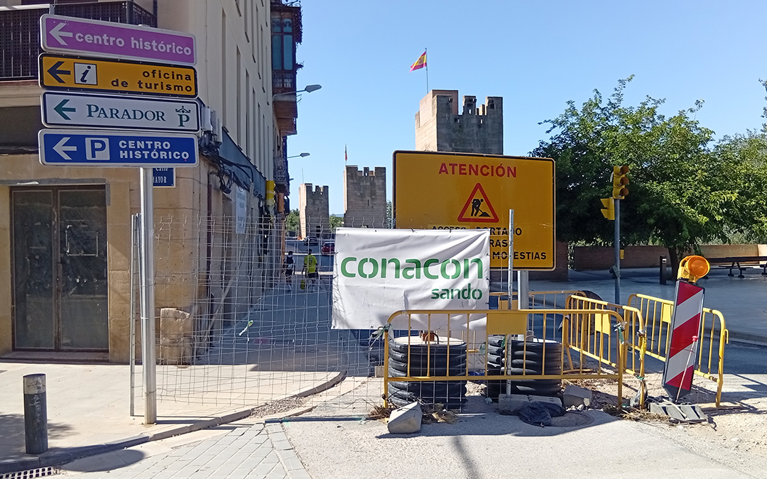 La contrata abrirá la parte baja de la calle Mayor para colocar una rejilla de lado a lado de la acera / L. Castel