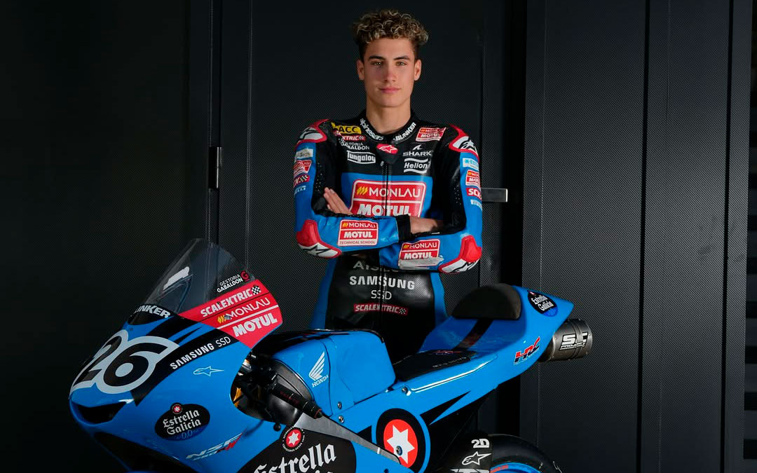 El joven piloto junto a su motocicleta en las imágenes promocionales de la temporada./ RRSS